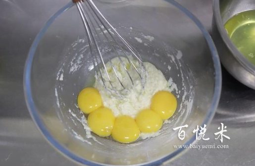 千秋紋鳳梨醬夾心蛋糕，松軟香甜比買的好吃實惠，5個雞蛋就能烤一大盤蛋糕